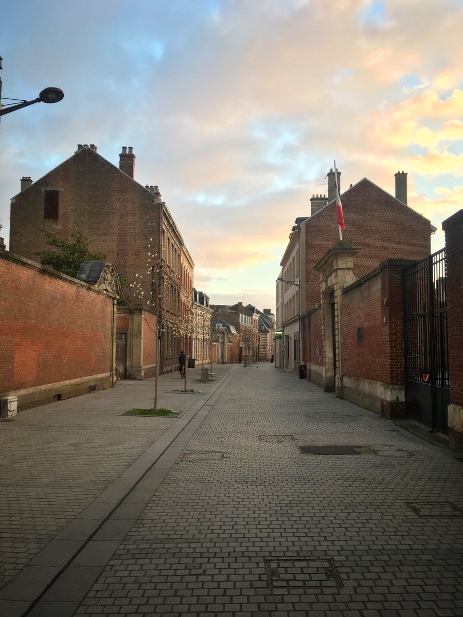 douggraphics's tweet photo. Un lundi matin à #Amiens #onmywaytowork https://t.co/l8VVY2EjKe