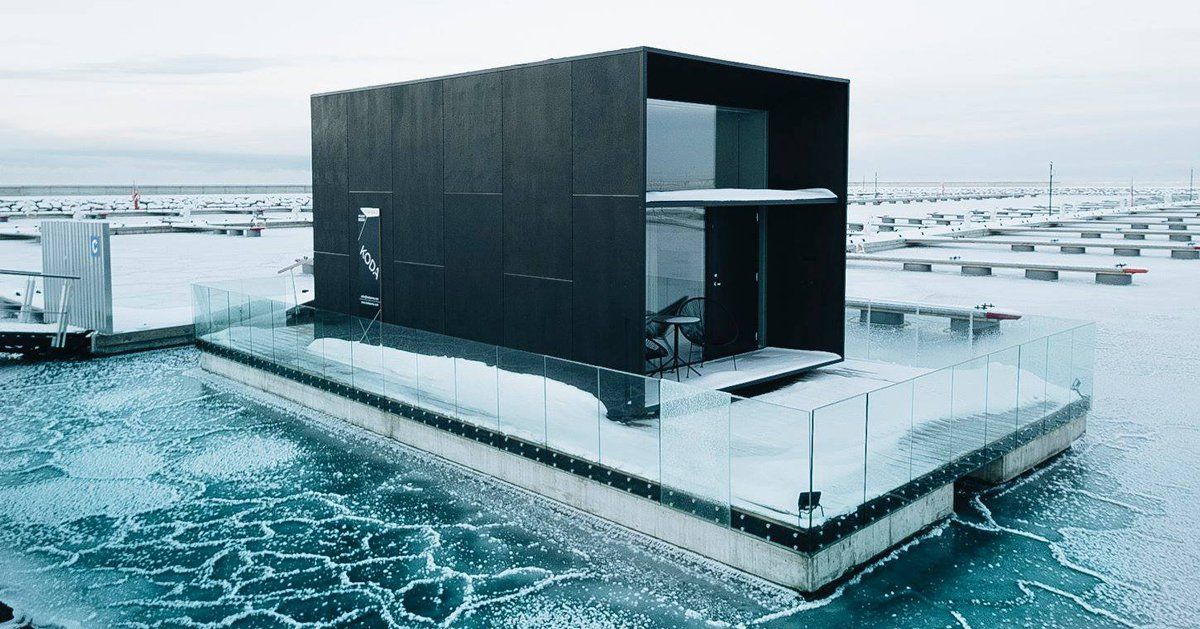 CrestSystemsEng's tweet image. The Koda Light Float is a prefab house integrated with pontoons that enable it to float on water #architecture #portablearchitecture @designboom bit.ly/2TdVZaT