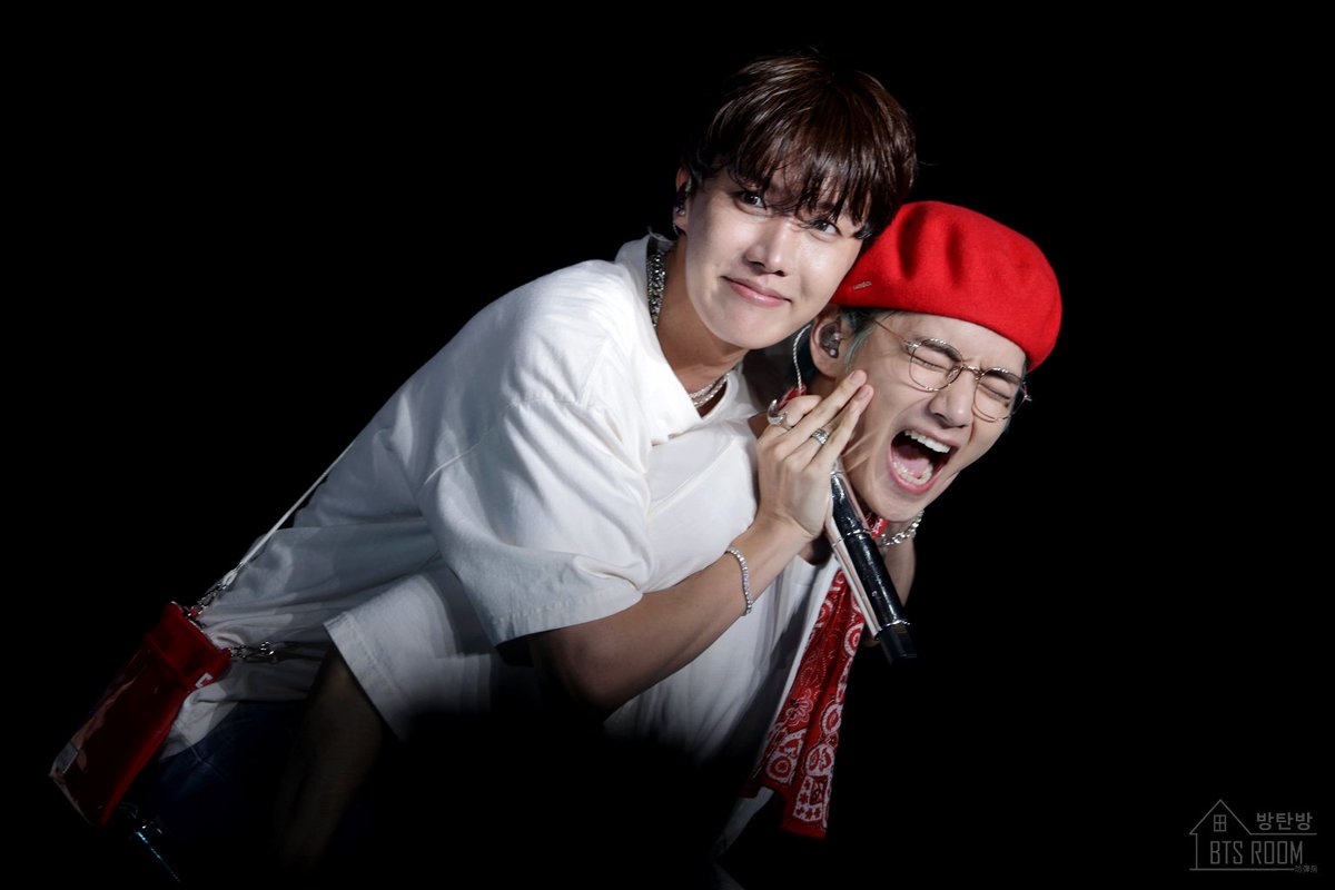 btsroom95's tweet photo. 190320 LOVE YOURSELF TOUR IN HONG KONG

#방탄소년단 #BTS #防彈少年團 
#jhope #제이홉 #호석 #hoseok #號錫
#뷔 #V #태형 #TaeHyung #泰亨 @BTS_twt https://t.co/RpYNnQe4B6