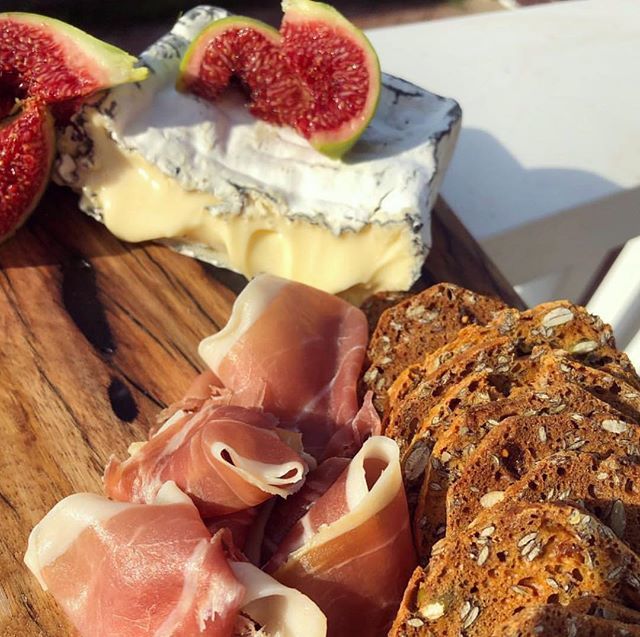 udder_delights's tweet photo. Mondayitis? Cure it with some creamy Udder Delights Ash Brie ๐๐๐คค
.
Great shot @janeyb8 ๐ธ
.
#fortheloveofcheese #udderdelightscheese #tgim #ashbrie #creamycheese #figsandcheese #proscuitto #homegrownfigs #mondayitis #mondayitiscure https://t.co/WEKLevMFtF