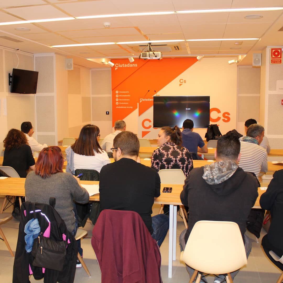 CsCardedeu's tweet photo. 📷 Ayer la agrupación de #cardedeu y los grupos locales de #santceloni y #llinarsdelvallès  asistimos, junto con otras agrupaciones, a la reunión de rediCs para trabajar juntos y de cara a ganar las elecciones.🍊💪 #redics #ganaremos #ciutadans https://t.co/CwQBBRNP7v