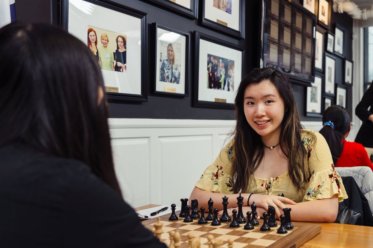 chesstips_fr's tweet photo. Jennifer Yu (17 ans, 2273 Elo FIDE, 4.5pts/5) conserve sa 1ère place au championnat des USA après sa nulle d'hier face à Annie Wang (2304 Elo FIDE, 3 points).
👉🏿 https://t.co/YgQ7HoBlpi 
📷 Crystal Fuller pour le STL Chess Club 
#USChessChamps #chess #echecs https://t.co/iUYUjXaOwX