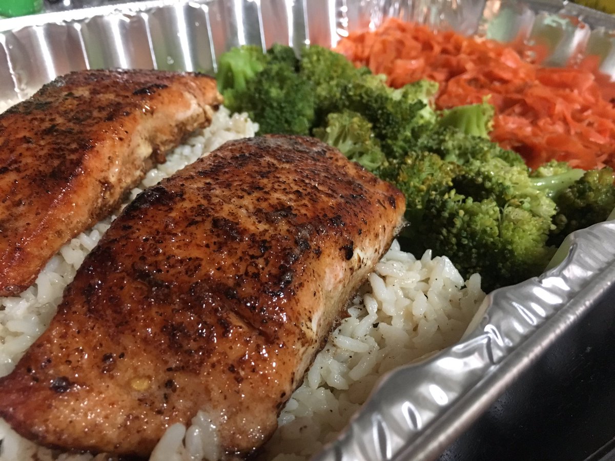 Lala_Cocinerita's tweet photo. Blackened Salmon is back you guys, this tray is $40, 1 meat, 2 veggies and a starch. Serves 2! Order today @prettymuch_ca #PrettyMuchCA #prettymucheverything #SalmonSundays https://t.co/oxuphVYrt3