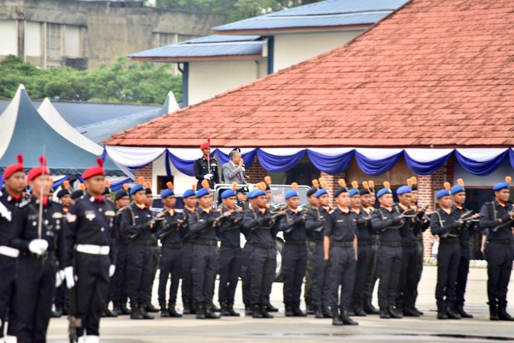 Saya ingin ucap selamat menyambut Peringatan Hari Polis ke-212. Semoga warga PDRM akan terus bersemangat memberi khidmat mereka demi menjaga kedaulatan, keselamatan, kesejahteraan rakyat dan Negara Malaysia. 

Yakinlah, ia satu khidmat yang mulia dan diberkati.