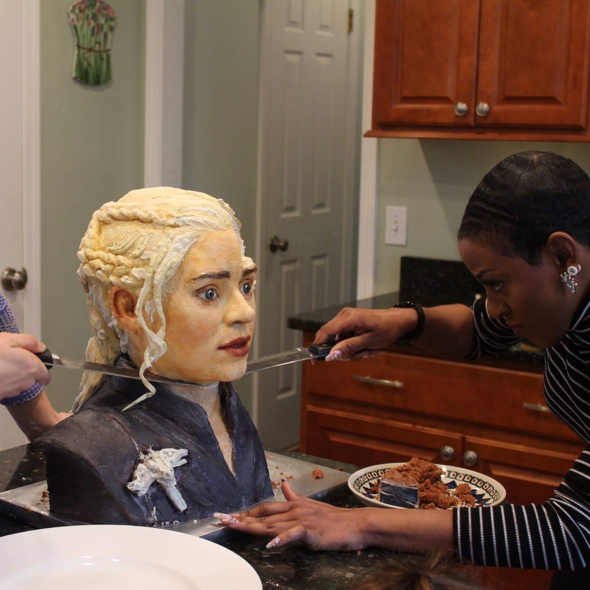 DeviantCakes's tweet photo. For my birthday this year I made a cake with the talented artist Jenne Cooper. Though it may not look it in the pictures, we are fans of the Mother of Dragons. #deviantdesserts #naysterfx #cake #GOT https://t.co/K8zwLMSJkc