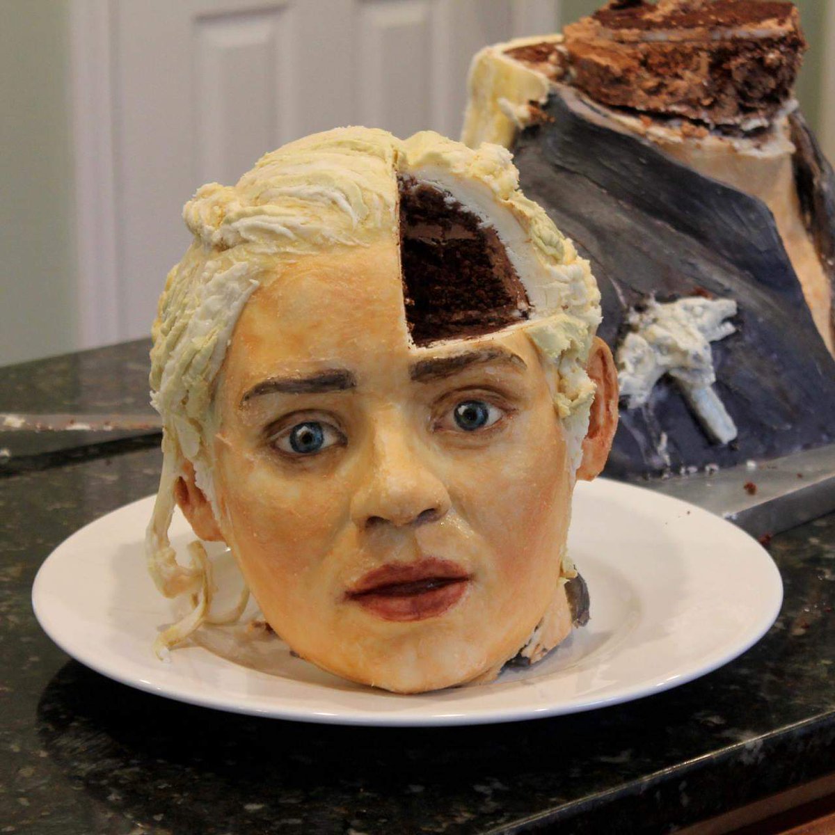 DeviantCakes's tweet photo. For my birthday this year I made a cake with the talented artist Jenne Cooper. Though it may not look it in the pictures, we are fans of the Mother of Dragons. #deviantdesserts #naysterfx #cake #GOT https://t.co/K8zwLMSJkc