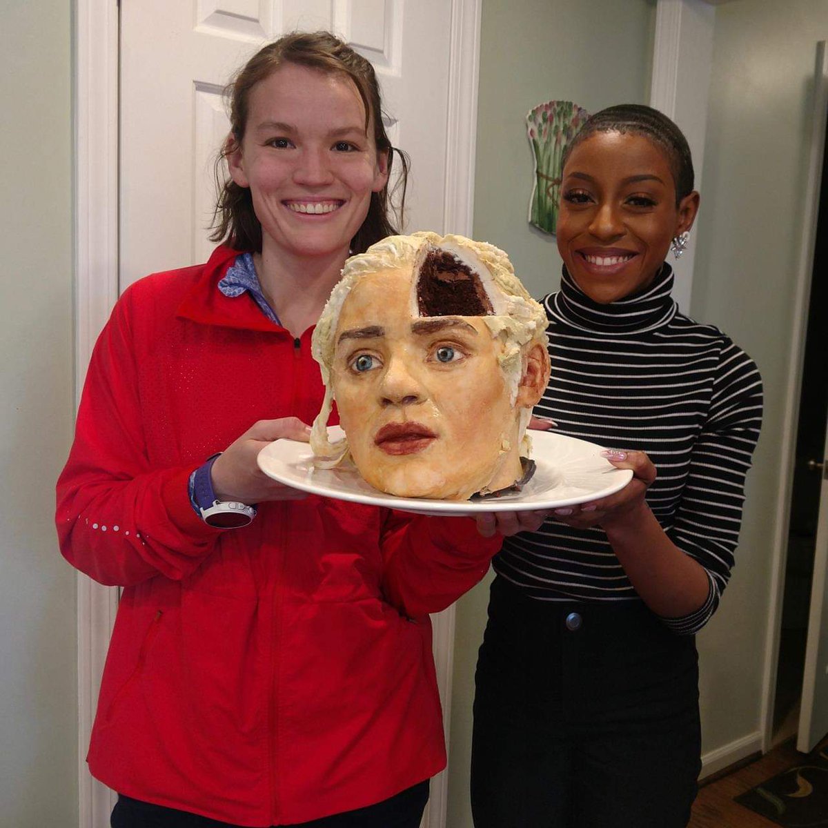 DeviantCakes's tweet photo. For my birthday this year I made a cake with the talented artist Jenne Cooper. Though it may not look it in the pictures, we are fans of the Mother of Dragons. #deviantdesserts #naysterfx #cake #GOT https://t.co/K8zwLMSJkc