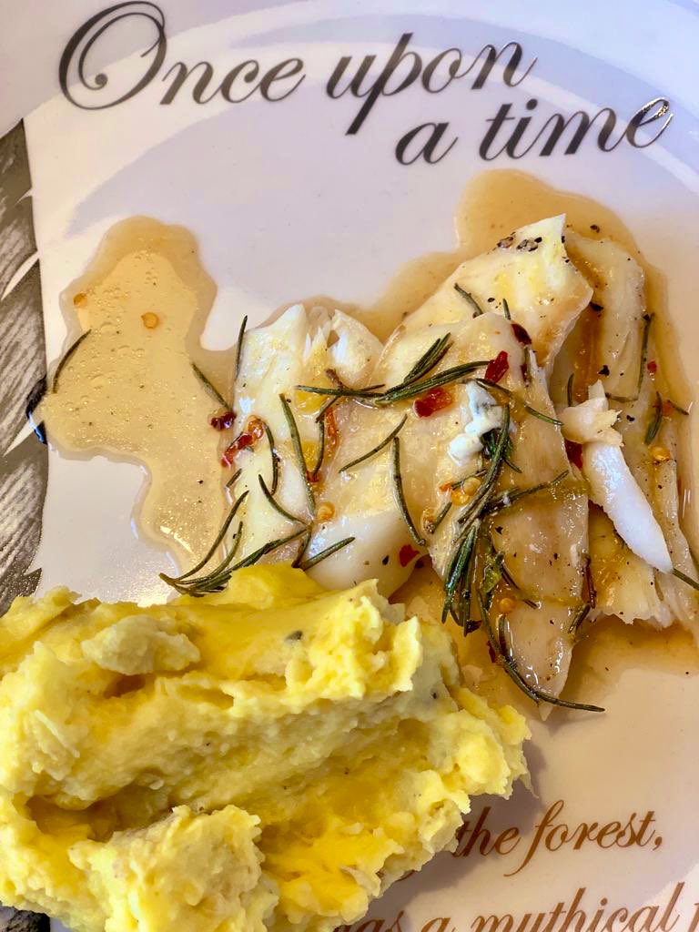 MadamePapita's tweet photo. Y listo! Pescado, miel de romero y puré rústico de papa criolla con parmesano. https://t.co/Ehzu3RZkY3