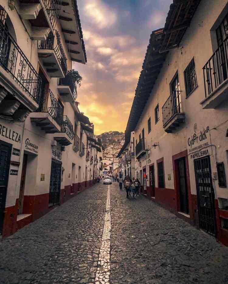 HotelesTaxco's tweet photo. #VisitTaxco: Déjate de llevar por los caminos llenos de magia de #Taxco de Alarcón.

Foto 📷 #ig : acawanderer 

#TAXCOmeEnamora❤️ https://t.co/Ng6KnhYd5N #PosadaMision