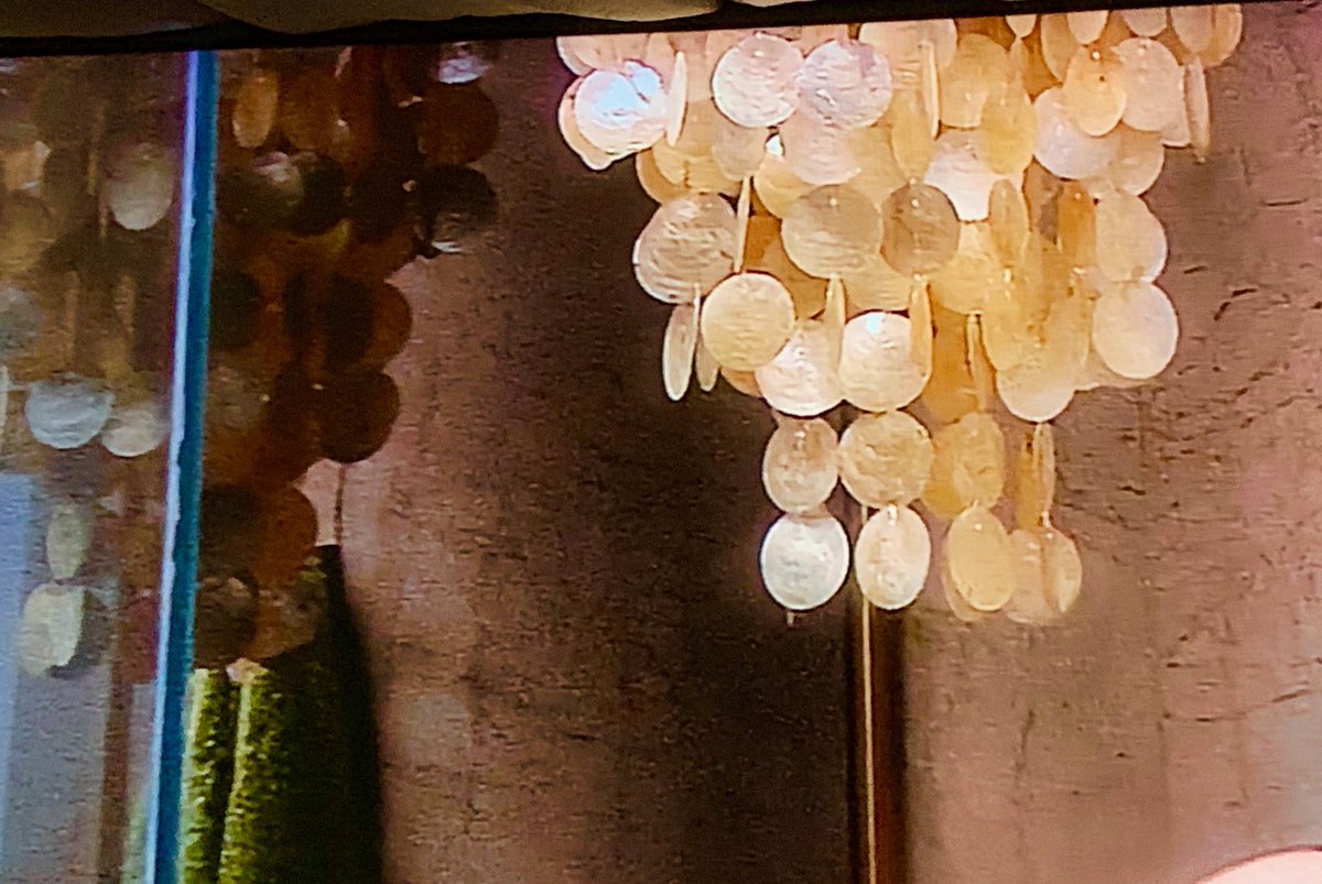 Ale_JBG's tweet photo. Para não dizer que não falei de #BBB19 neste ano. Eu sempre falo do #BBB. Close do lustre de escama de Pirarucu comprado certamente da em Belém é usado para decorar o banheiro (aberto, ao lado do espelho), do quarto do líder. Tô certo #Boninho ? https://t.co/tafZipw8pT