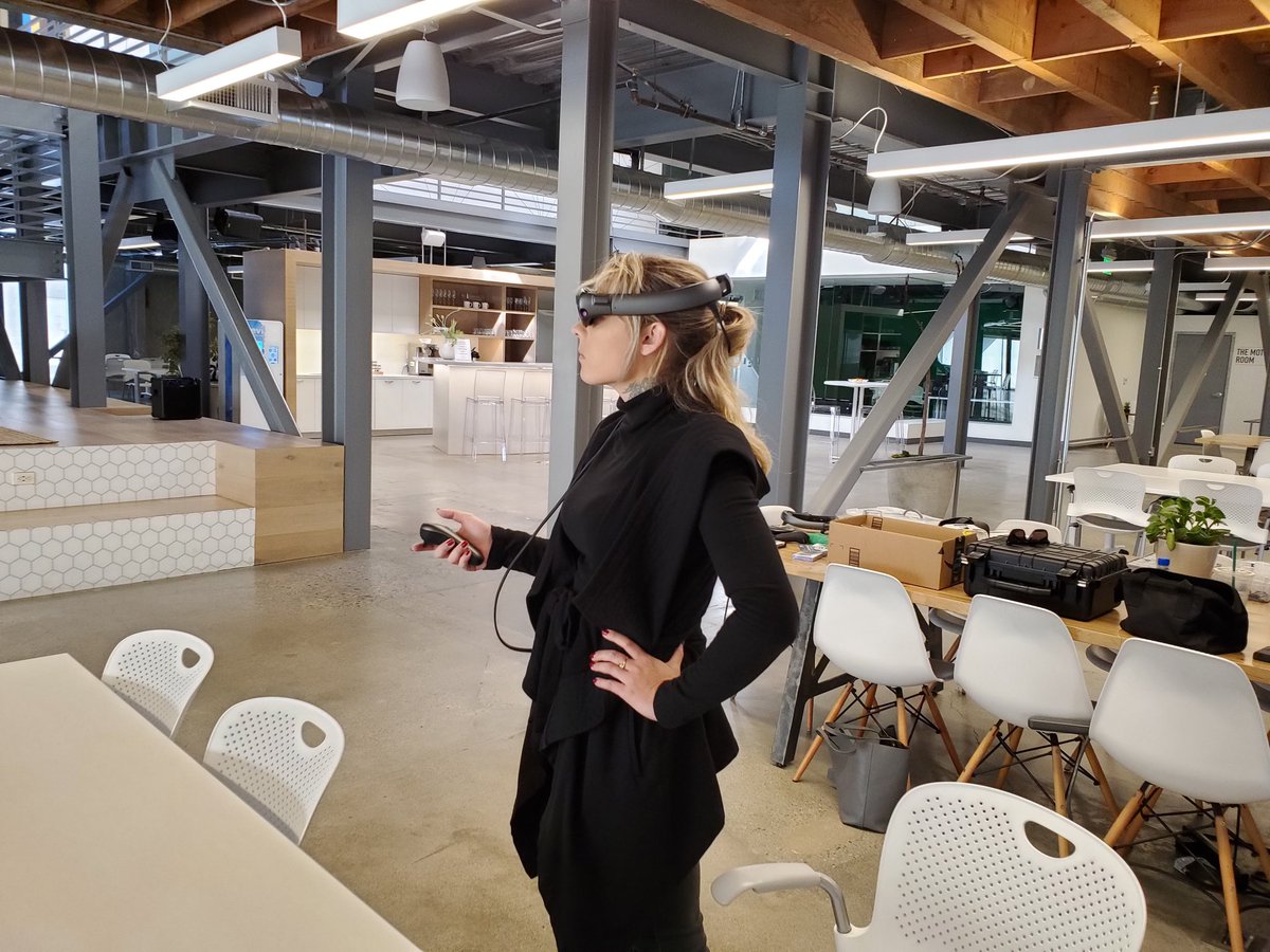 bwongxr's tweet image. Sundays mean #SeeSignal user testing and @BadVR_Inc hardware day. Lovin&apos; my new dev life! Go create something magical! @MagicLeap #IndieCreatorProgram #MeetTheCreators