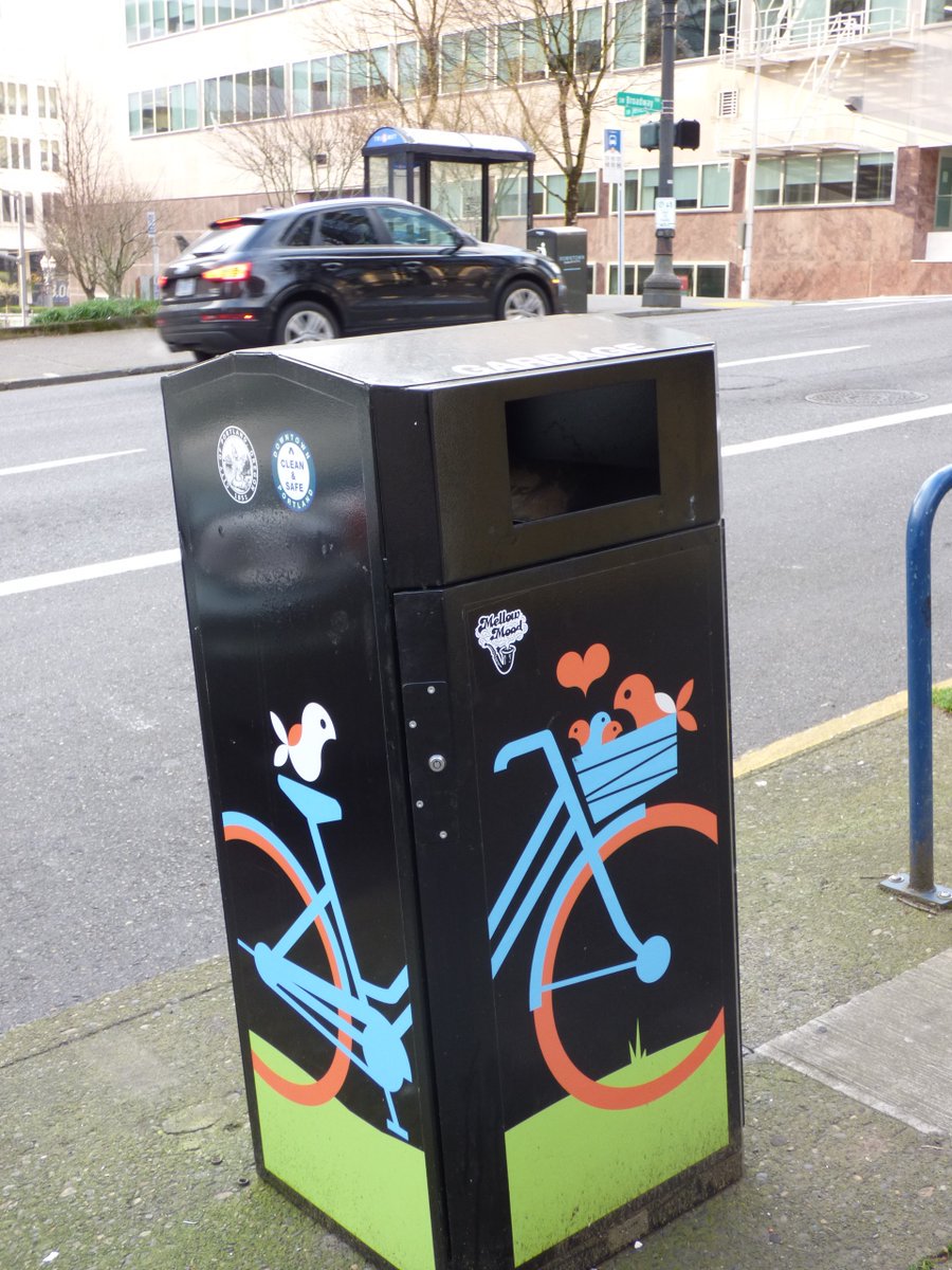 TravelerWeekend's tweet image. Finally a trash can that is fun!!

#StreetPhotographer #DayTrippingPortland #Oregon @DayTrippingPort
#Travel daytrippingportland.com #Portland via @DayTrippingPort