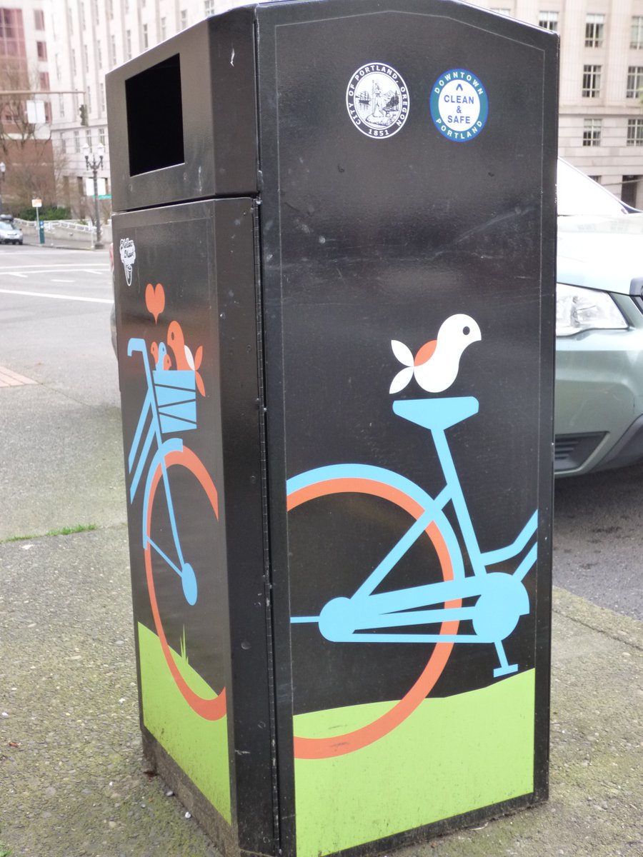 TravelerWeekend's tweet image. Finally a trash can that is fun!!

#StreetPhotographer #DayTrippingPortland #Oregon @DayTrippingPort
#Travel daytrippingportland.com #Portland via @DayTrippingPort