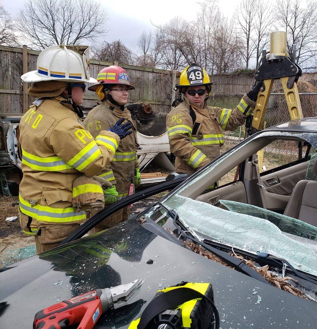 LVRS49's tweet photo. Extrication training and tool familiarization with some of our red helmets this afternoon. #squadwork #rescueengine #prideofthenorthside #firefighter #volunteerfirefighter #volunteerpride #volunteers #heavyrescue https://t.co/B3Hkp6kdV4