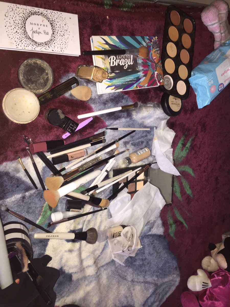erickstarx's tweet photo. My bed looks like this// so my client’s face could like like that https://t.co/Je1rgphZ0M