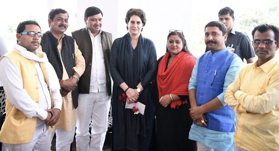 उत्तर प्रदेश के शिक्षामित्रों की मेहनत का रोज़ अपमान होता है, सैकड़ों पीड़ितों नें आत्महत्या कर डाली। जो सड़कों पर उतरे सरकार ने उनपर लाठियाँ चलाई, रासुका दर्ज किया। भाजपा के नेता टीशर्टों की मार्केट्टिंग में व्यस्त हैं, काश वे अपना ध्यान दर्दमंदों की ओर भी डालते। #Sanchibaat