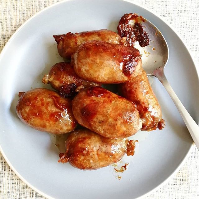 badudets's tweet photo. Batutay longganisa. Ang inaabangan ko sa pagluluto ng longganisa eh yung naninikit sa kawali o sandok na sauce katulad nung nasa kutsara. Hinahalo ko agad sa mainit na kanin.
Anong gusto nyong sawsawan? Suka with bawang o suka with sili?
#BadudetsCooks… https://t.co/BUrgQ08sc3 https://t.co/km7Z4GoVgv