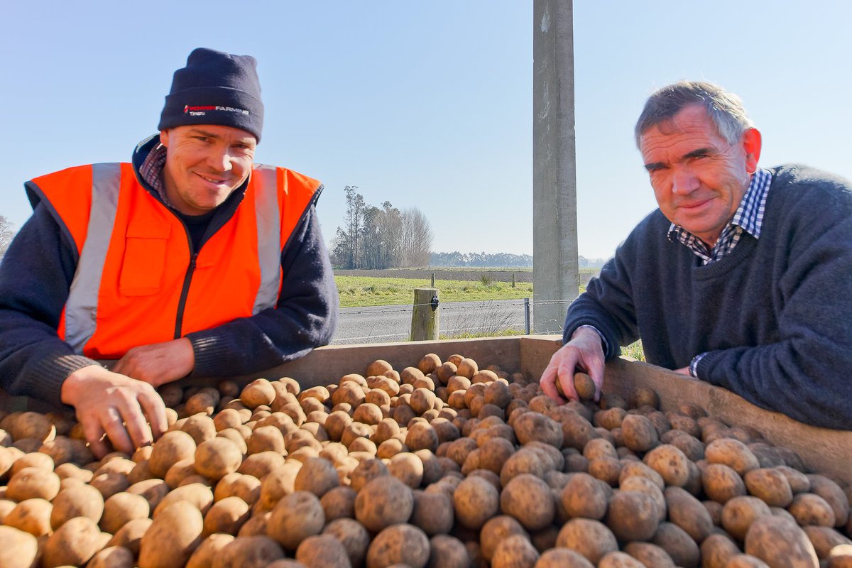 ZimmaticANZ's tweet photo. We are very proud to work with James Bowan from Fallgate Farms, the home of Heartland Potato Chips Co. And proud to be part of sharing the story of this enterprising farming family! https://t.co/EC8nwfd3EQ …
#NZFoodBowl #fromfarmtoyou #potatochips #Zimmatic #PrecisionVRI https://t.co/stDtZczl8I