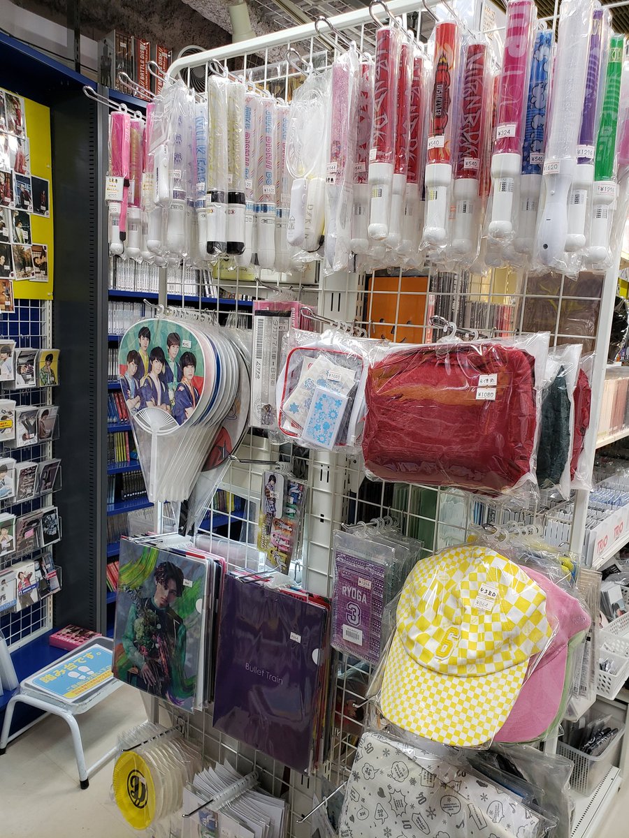 trio_harajuku's tweet photo. TRIO 原宿店 🌸晴天🌞の月曜日‼️本日も11~夜8時迄。
春休みのご利用で、遠望からの皆様にも沢山のご来店頂いています😉
🌠人気の超特急関連グッズ、公式写真を中心に、販売コーナー拡張しています🎵
#EBiDN
#超特急 https://t.co/y1qL36hvmI