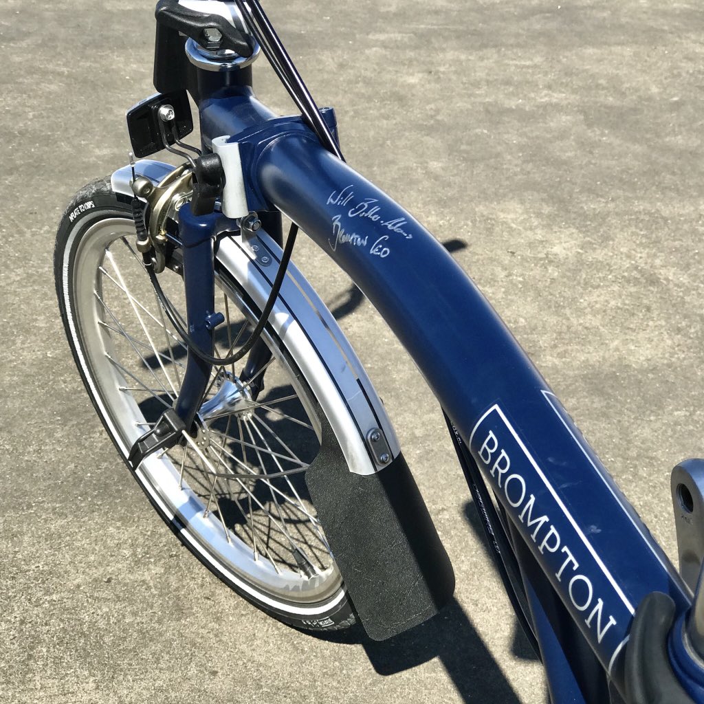 nas1701's tweet photo. BWC Japan 2019、観戦してきました。
カミさんはパレードランに参加。
ブロンプトン社 Will Butler-Adams CEOにサインを頂きご機嫌。
#bwcjapan2019 #bwcjapan #ブロンプトン #brompton #cycle https://t.co/nu00p7CldW