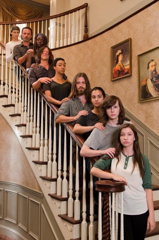 kaitlinnn98's tweet photo. This photo was taken three years ago and only two characters are left.. 😭 #TheWalkingDead https://t.co/p6GhcCTW2T