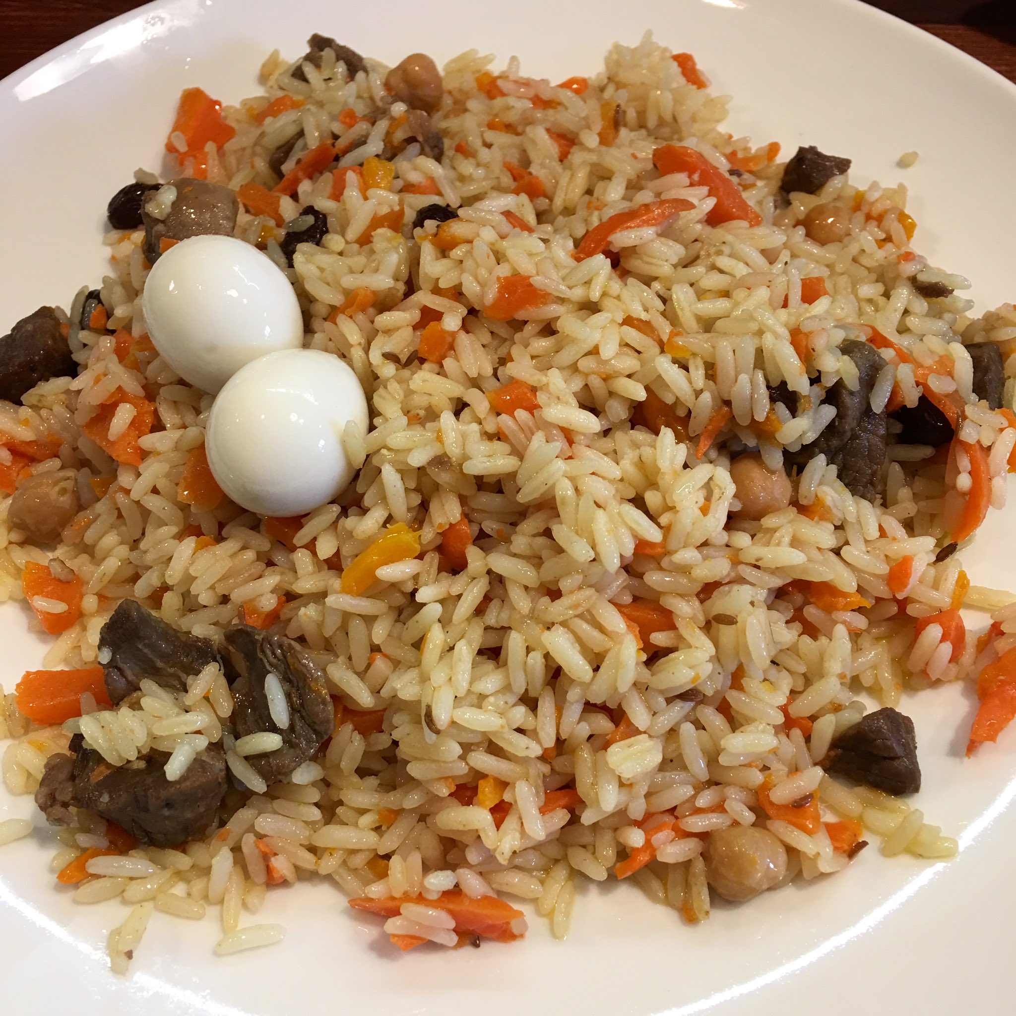 カフェバグダッド トーキョー ババスタン高田馬場の中央アジア料理 店 ヴァタニム でプロフ ペルシャの ポロウ を含め シルクロード沿いのコメ料理が欧州へ伝わり さらに日本にきてピラフになった 人参 ひよこ豆にも羊肉の脂がしみている ウズベク