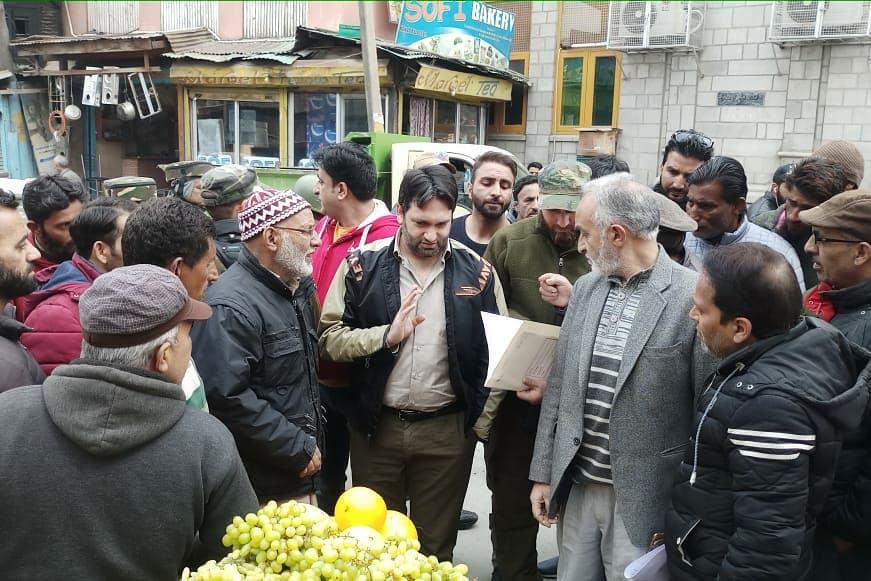 imrankehwah's tweet photo. Visited Nawabazaar and other lanes of down town along with the concerned corporator, Mr. Inayat to take stock of public grievances. Marriage hall is in dilapated condition, have asked for immediate renovation and redressal of public grievances https://t.co/Ot0ZeIujZT