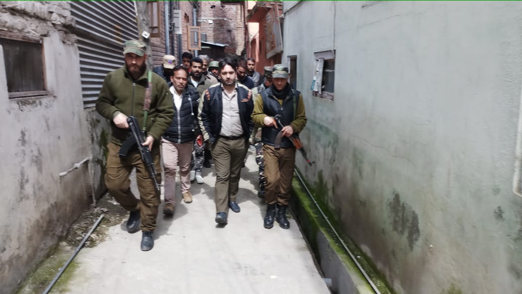 imrankehwah's tweet photo. Visited Nawabazaar and other lanes of down town along with the concerned corporator, Mr. Inayat to take stock of public grievances. Marriage hall is in dilapated condition, have asked for immediate renovation and redressal of public grievances https://t.co/Ot0ZeIujZT