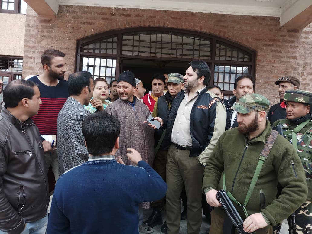 imrankehwah's tweet photo. Visited Nawabazaar and other lanes of down town along with the concerned corporator, Mr. Inayat to take stock of public grievances. Marriage hall is in dilapated condition, have asked for immediate renovation and redressal of public grievances https://t.co/Ot0ZeIujZT