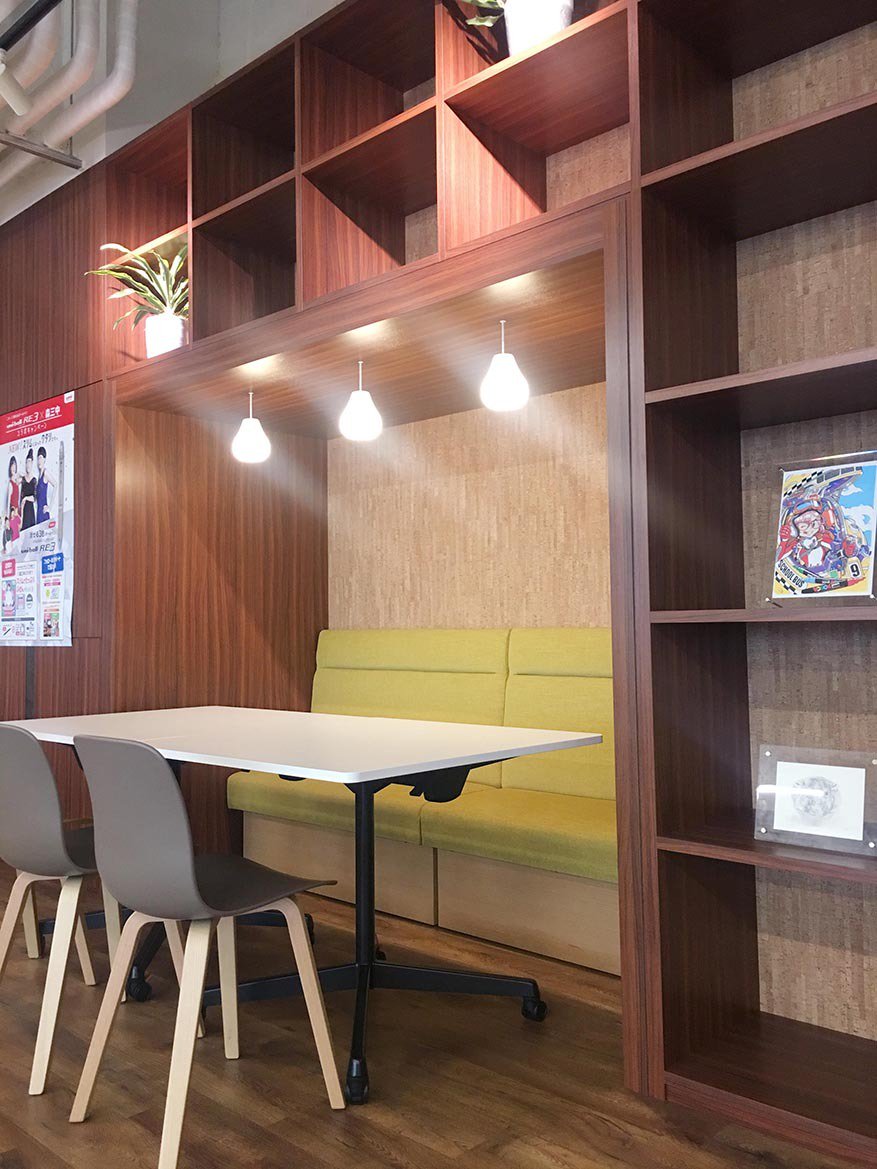 Uni 三菱鉛筆 公式 3月25日は 電気記念日 だそうです 電気か と思って天井を見上げていたら 本社の多目的ホールに 何種類もの天井灯があることを発見しました こちらでは 就業前にラジオ体操したり お弁当食べたり 打ち合わせもしたり と使