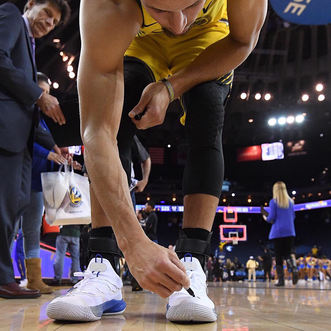 💦 @StephenCurry30 dishes out his #NBAKicks following the @warriors home W!