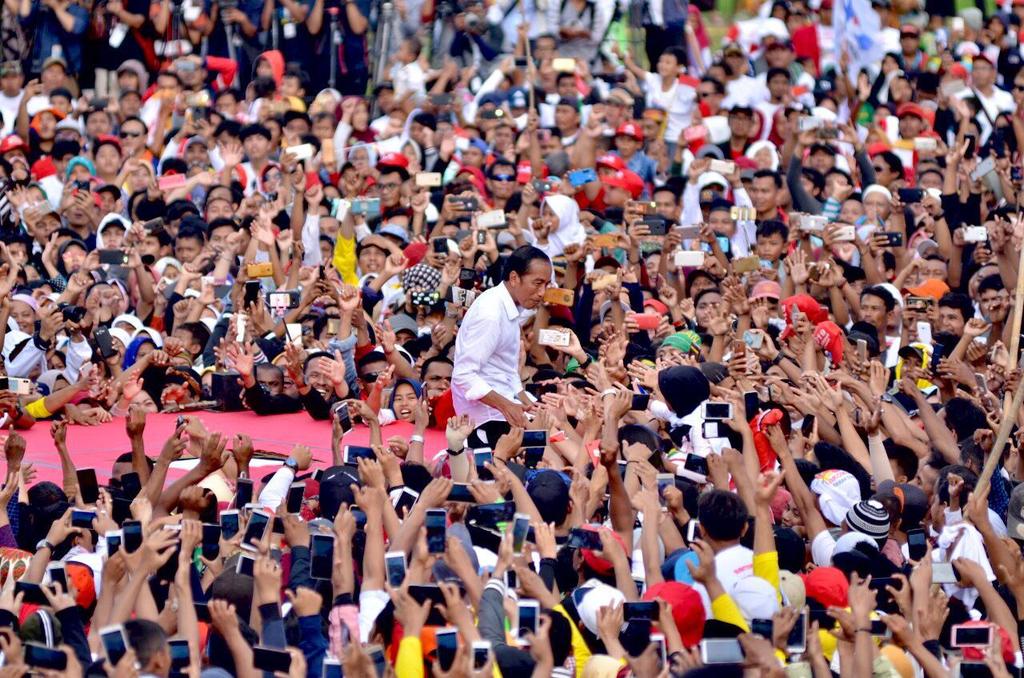 Ribuan warga Banten tumpah ruah ke jalan-jalan dari alun-alun menuju Stadion Maulana Yusuf di Kota Serang, hari Minggu kemarin. Saya menembus kemeriahan serupa karnaval itu dengan kereta kuda. 

Terima kasih, Banten.
