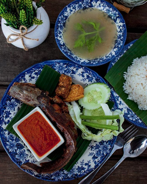 maqanmy's tweet photo. https://t.co/bBqpq6tcJU - Nah untuk yang duduk di Mount Austin dan sekitarnya, min min nak suggest satu kedai masakan melayu yang buka dari pagi sampai ke petang. Breakfast kat sini sedap! Ayam penyet pun boleh tahan!
.
🍽 Restoran Harapan Nenda
.
#maQanJohor https://t.co/Jp35RIuvD7