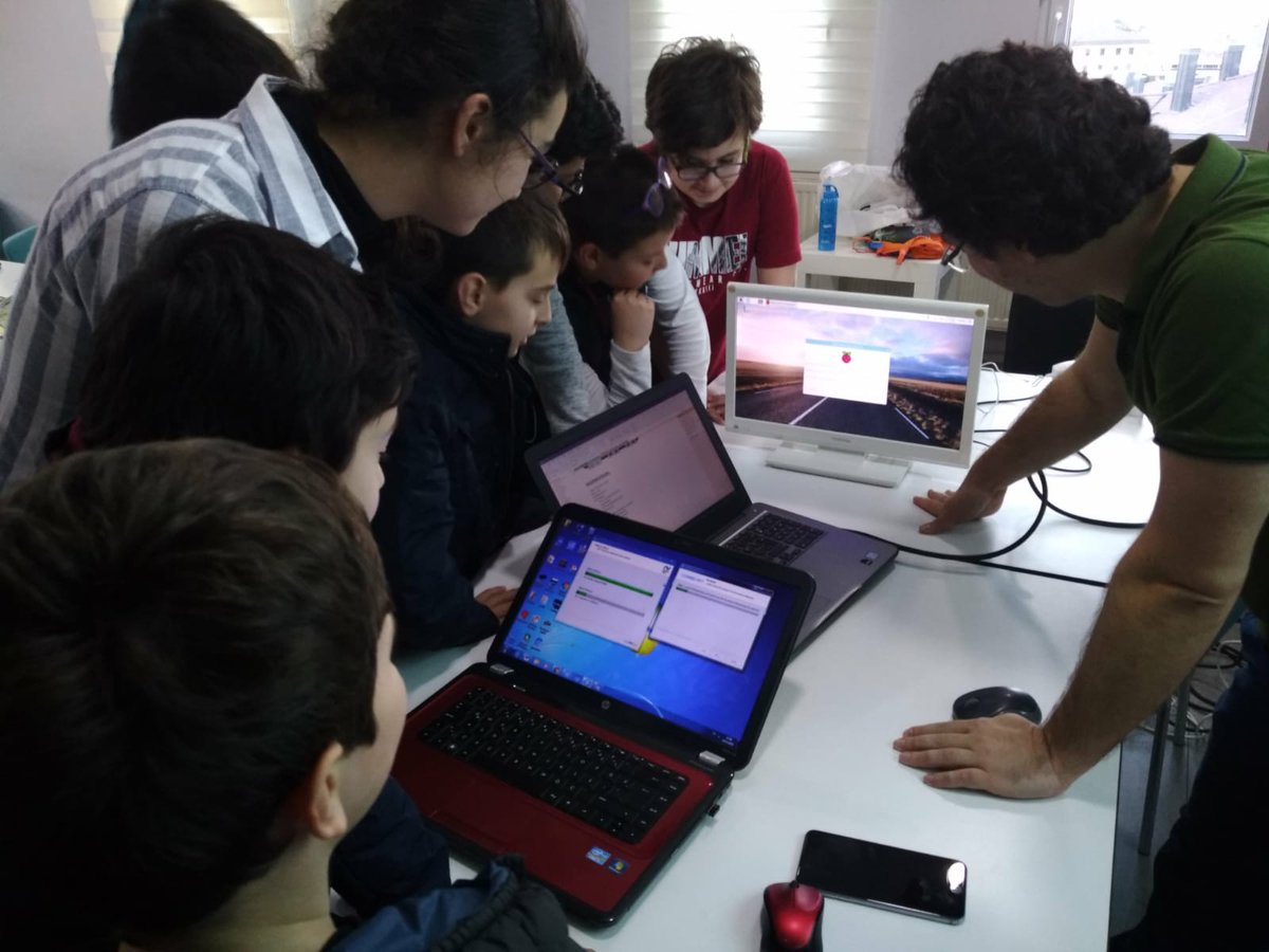 tugva_sariyer's tweet photo. #RobotikKodlama |
#RoboticCoding
#Teknofest |
TÜGVA Sarıyer öncülüğünde ortaokullu öğrencilere yönelik gerçekleştirilen robotik kodlama eğitimlerinde bu hafta da ilçe temsilciliğimizde bir araya gelerek Teknofest için başladığımız projenin çalışmalarına devam ettik. https://t.co/vO1ewGslCw