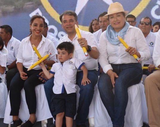 Nadie puede servir lo que no conoce.
Nadie puede dar lo que no tiene.
Solo podemos dar lo que ya somos; amor compasivo para servir!
Que la fe se vuelva verbo y acción a favor de manifestar lo que ya somos; ganadores al servicio de una Guatemala descentralizada en la proximidad!