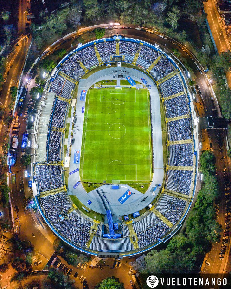 vuelotenango's tweet photo. Mas de 18mil aficionados apoyando en el estadio a la Azul y Blanco. Quienes lograron asistir??
#vamosconfeguate @fedefut_oficial https://t.co/nqXZvsvKC0