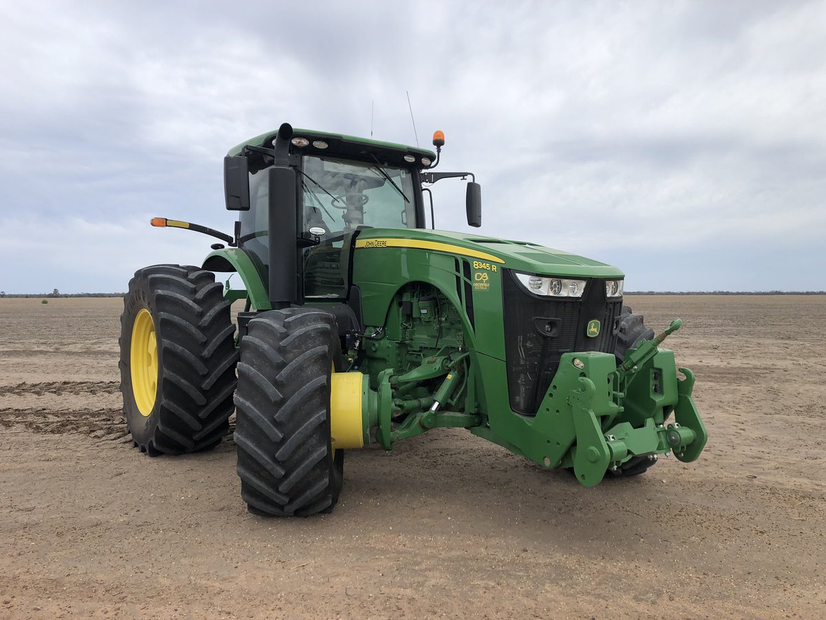 HenryPe16151947's tweet photo. Nothing shy of floatation here on this rig 👌🏽 #johndeere8345R #phats #controlledtraffic https://t.co/ifcGqI33n9