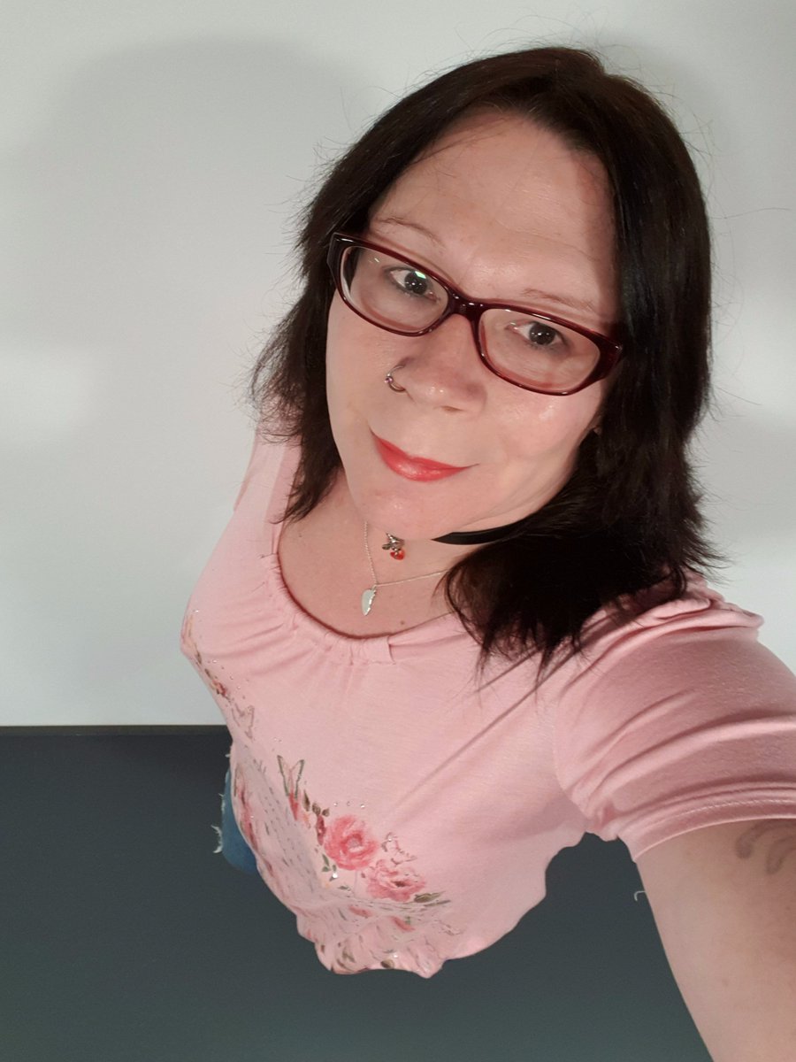 ChristinLoehner's tweet photo. Guten Morgen zusammen! Hoffe Euch geht es allen so wunderbar wie mir! 😘❤💋😍
#montagslächeln #montagslaecheln #nomakeup #lipstickonly https://t.co/8kZWKBY2TP