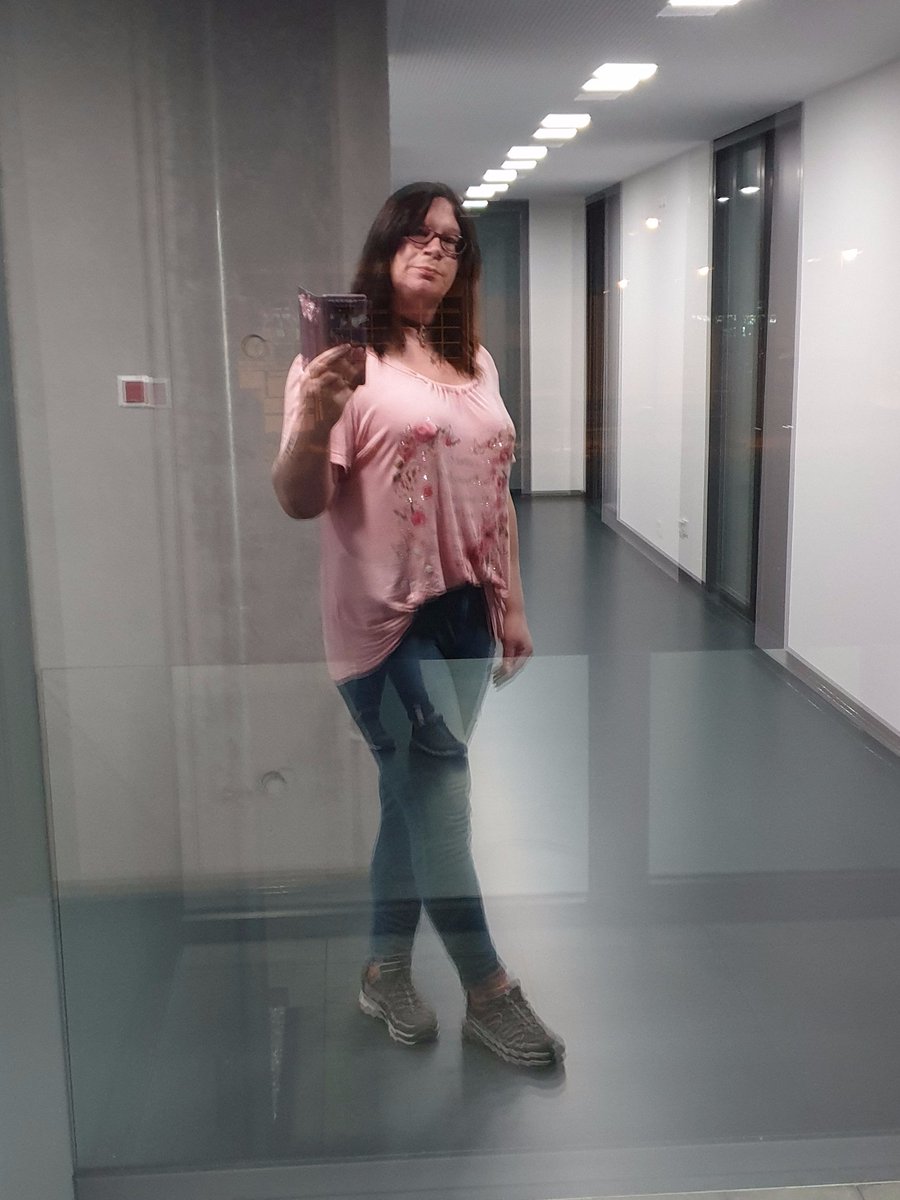 ChristinLoehner's tweet photo. Guten Morgen zusammen! Hoffe Euch geht es allen so wunderbar wie mir! 😘❤💋😍
#montagslächeln #montagslaecheln #nomakeup #lipstickonly https://t.co/8kZWKBY2TP