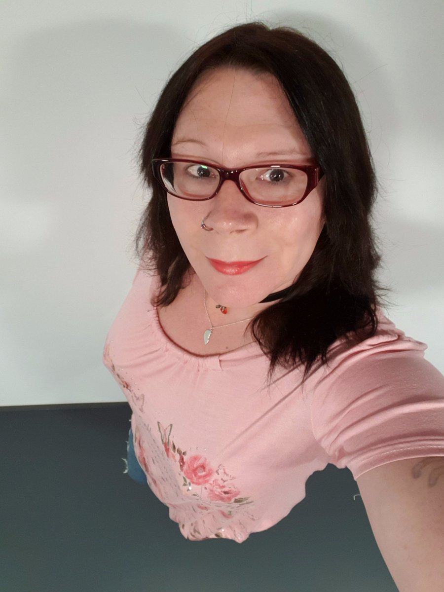 ChristinLoehner's tweet photo. Guten Morgen zusammen! Hoffe Euch geht es allen so wunderbar wie mir! 😘❤💋😍
#montagslächeln #montagslaecheln #nomakeup #lipstickonly https://t.co/8kZWKBY2TP
