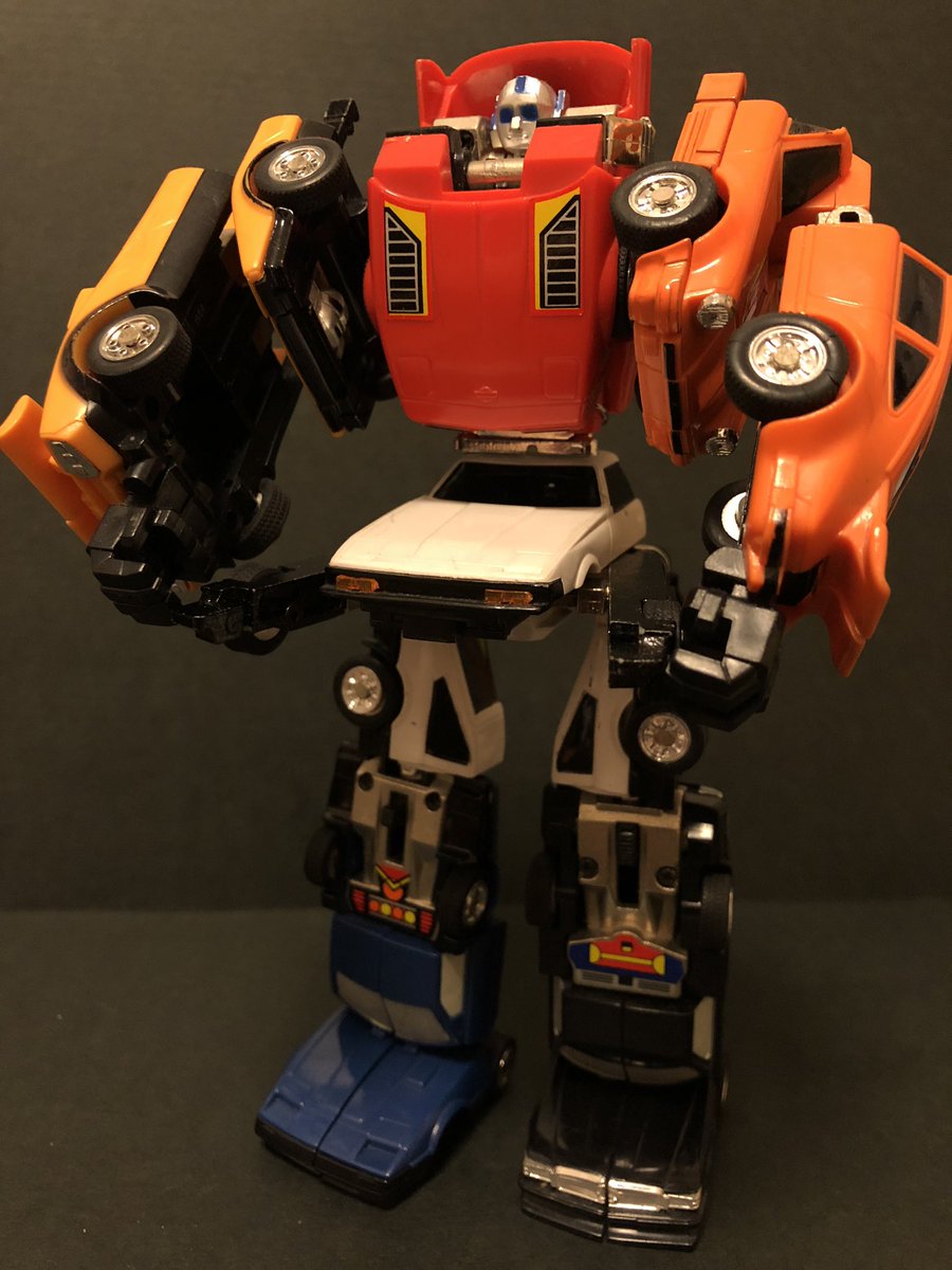 去年買ったマシンロボ マシンパズラー。600シリーズより少し大きい6体