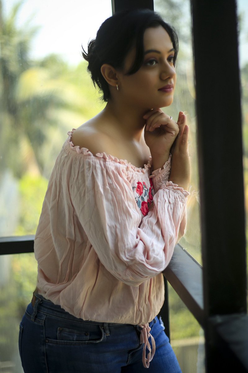 spruhavarad's tweet photo. किती युगांचे अनोळखीपण
साचुन आले डोळ्यांत
हलके हलके धुके ओसरे
ऊन बोचरे अंगणात.

निळाशार चिमुकला किनारा
मनास झाला भास उगा
गर्द राइची खूणही नसे
उदासवाण्या शहरात.

मुठीत होता बंद शिंपला
त्यातच होते खुशाल मी,
उगा गुंतला जीव बिचारा
आतिल खोट्या ... https://t.co/0ddDPcIgLE
- स्पृहा https://t.co/wJI2Lp48Oj