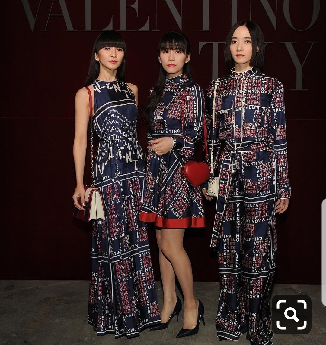 P 春秋 Twitter પર かしゆかは小顔 首長なので 基本的に何でも着こなしてしまう わけのわからない じゃなくてデザイン性の非常に高い服も かしゆかのキュートでアバンギャルドな魅力の前ではモードなお洋服へと変化する これがかしゆかのかしゆかたる所以である