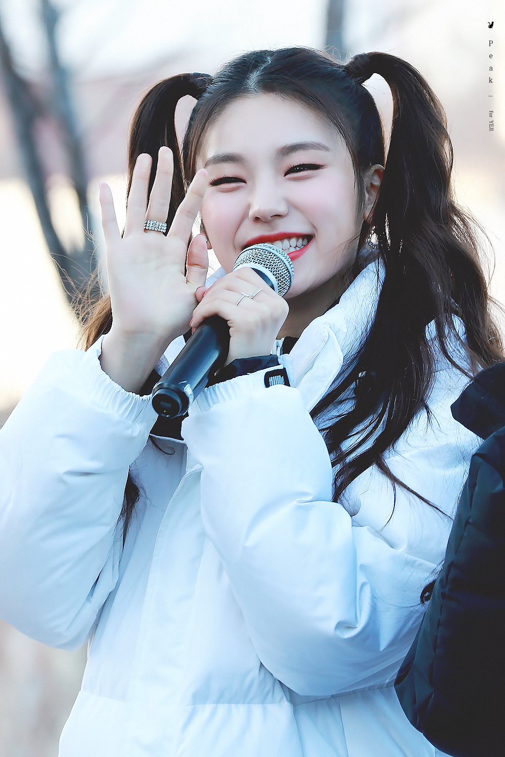 D2eqU5KVYAE6t4K.jpg:orig