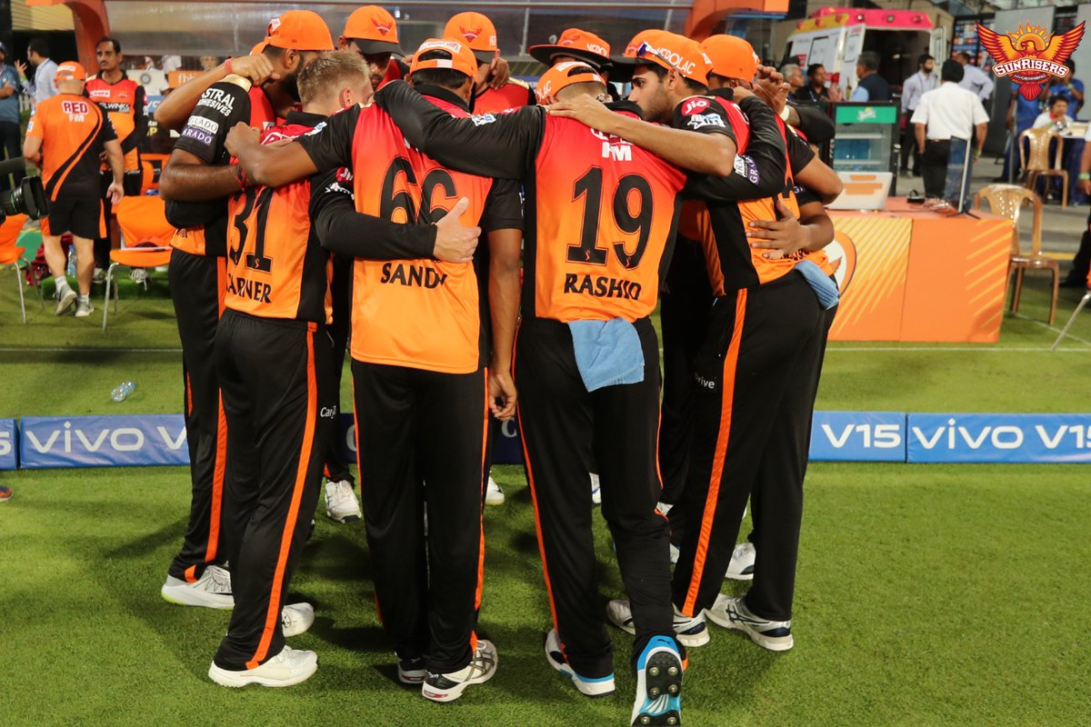 SunRisers's tweet photo. 📸 from KKR vs SRH along with a small SunRisers dressing room ceremony yesterday. @vijayshankar260 awarded the best fielder, @davidwarner31 for the best batsman & @rashidkhan_19 was the best bowler for the men in orange. #OrangeArmy #KKRvSRH #RiseWithUs https://t.co/vy71JwZpkJ