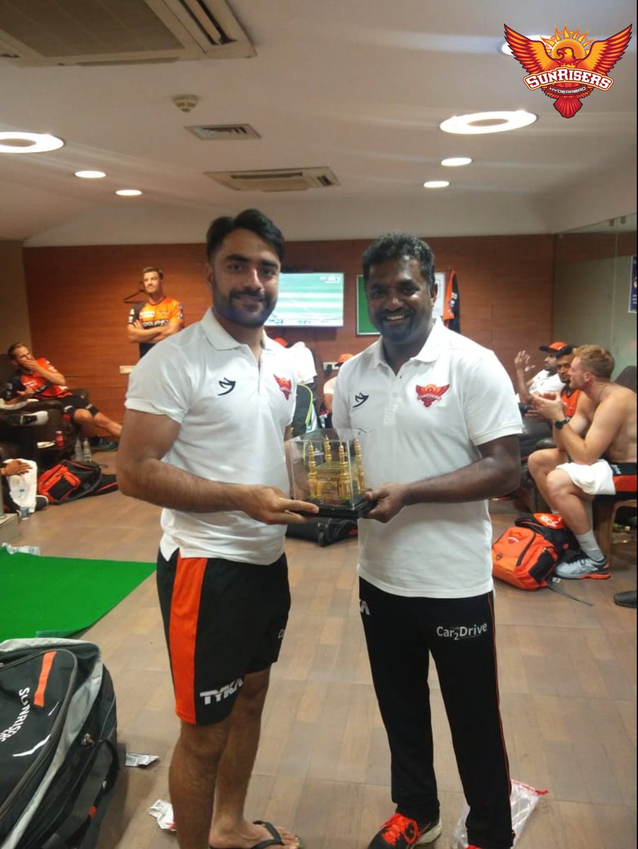 SunRisers's tweet photo. 📸 from KKR vs SRH along with a small SunRisers dressing room ceremony yesterday. @vijayshankar260 awarded the best fielder, @davidwarner31 for the best batsman & @rashidkhan_19 was the best bowler for the men in orange. #OrangeArmy #KKRvSRH #RiseWithUs https://t.co/vy71JwZpkJ