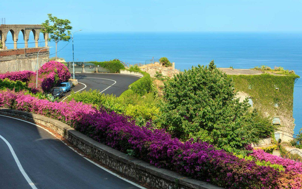 TravelLeisure's tweet photo. 10 of the best road trips in Europe to add to your bucket list https://t.co/UrRTpnWaG8 https://t.co/GK0DoxS2MW