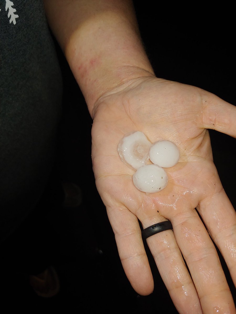 Hail in East Plano near Park and Los Rios around 10:45 pm. Was loud, came down hard but ended relatively quickly. #dfwwx <a href="/TxStormChasers/">Texas Storm Chasers ⚡</a>