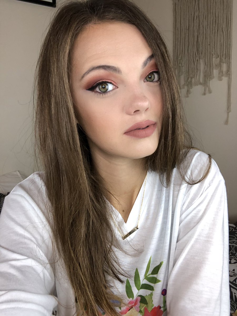 LAFWithLex's tweet photo. Nothing special, but I have a passion for makeup and my channel. I love that my channel is a place for all people who love makeup to just come and hangout and not feel the pressure to be perfect or keep up with trends!! Help out s broke college girl😂❤️ @jamescharles https://t.co/364POStYL0