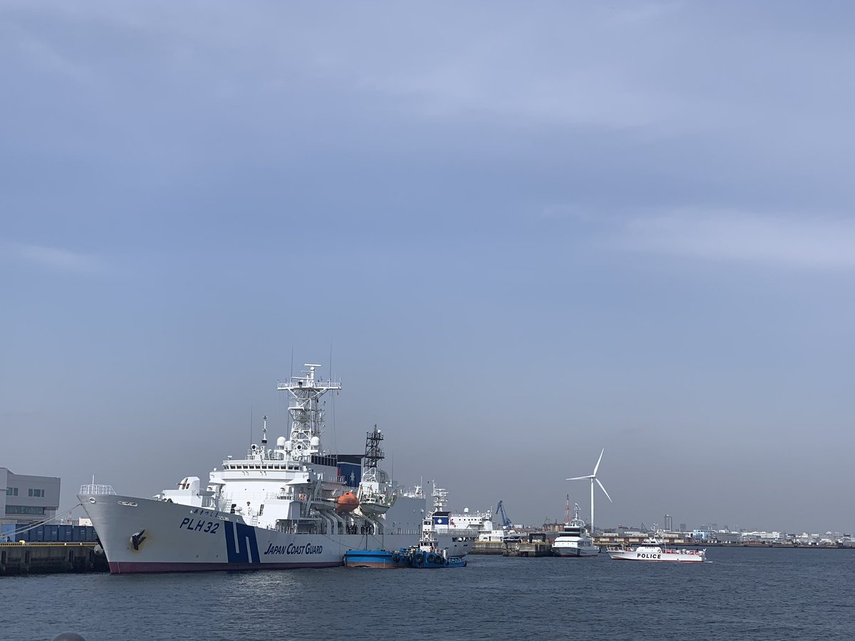 lehiverestbeau's tweet image. #海上保安庁 #横浜防災基地 には何やら見慣れない船が... #PC01 #巡視艇まつなみ
次に見たら水警の船も入っていく。
用事があって防災基地に行くと、海保/消防/警察が右往左往。
平成30年度大型クルーズ船事故対応訓練だって。